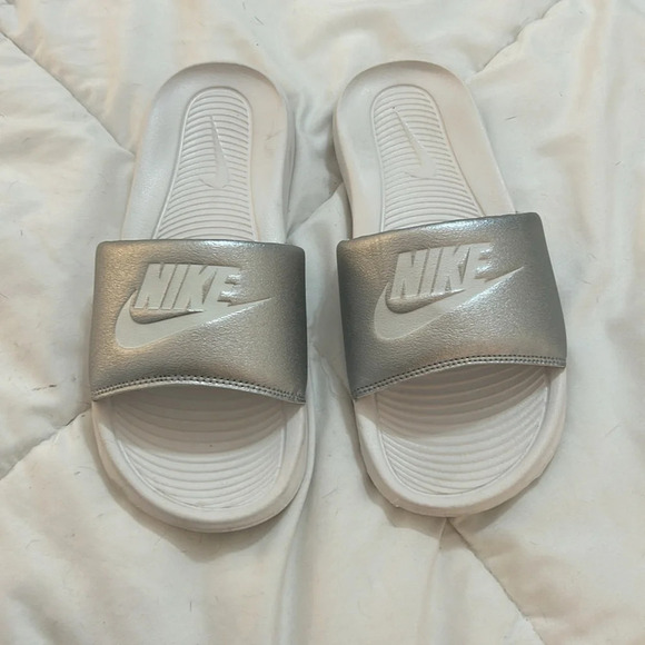 Nike Silver Men's Victori One Shower Squash Shoe size 8 slide - Picture 2 of 5
